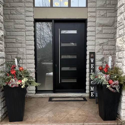 A sealed and well-functioning aluminum pivot door