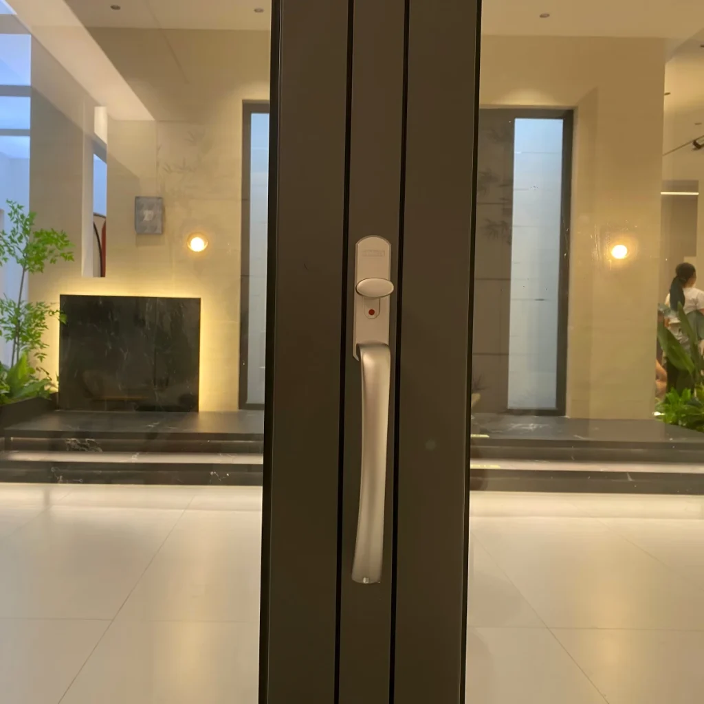 Aluminum Bifold Door doorknob