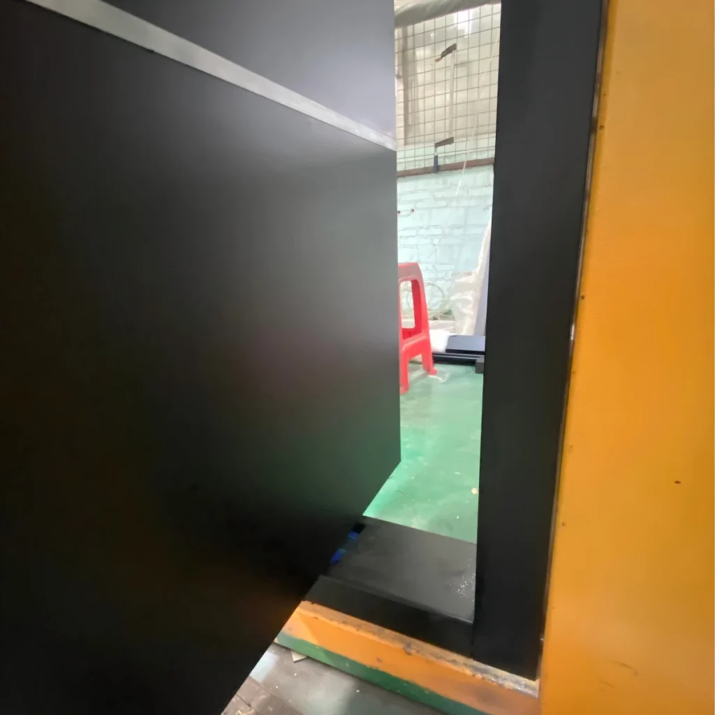 Aluminum pivot door below the hinge