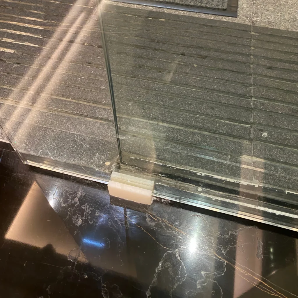 Intelligent glass door hotel entrance down