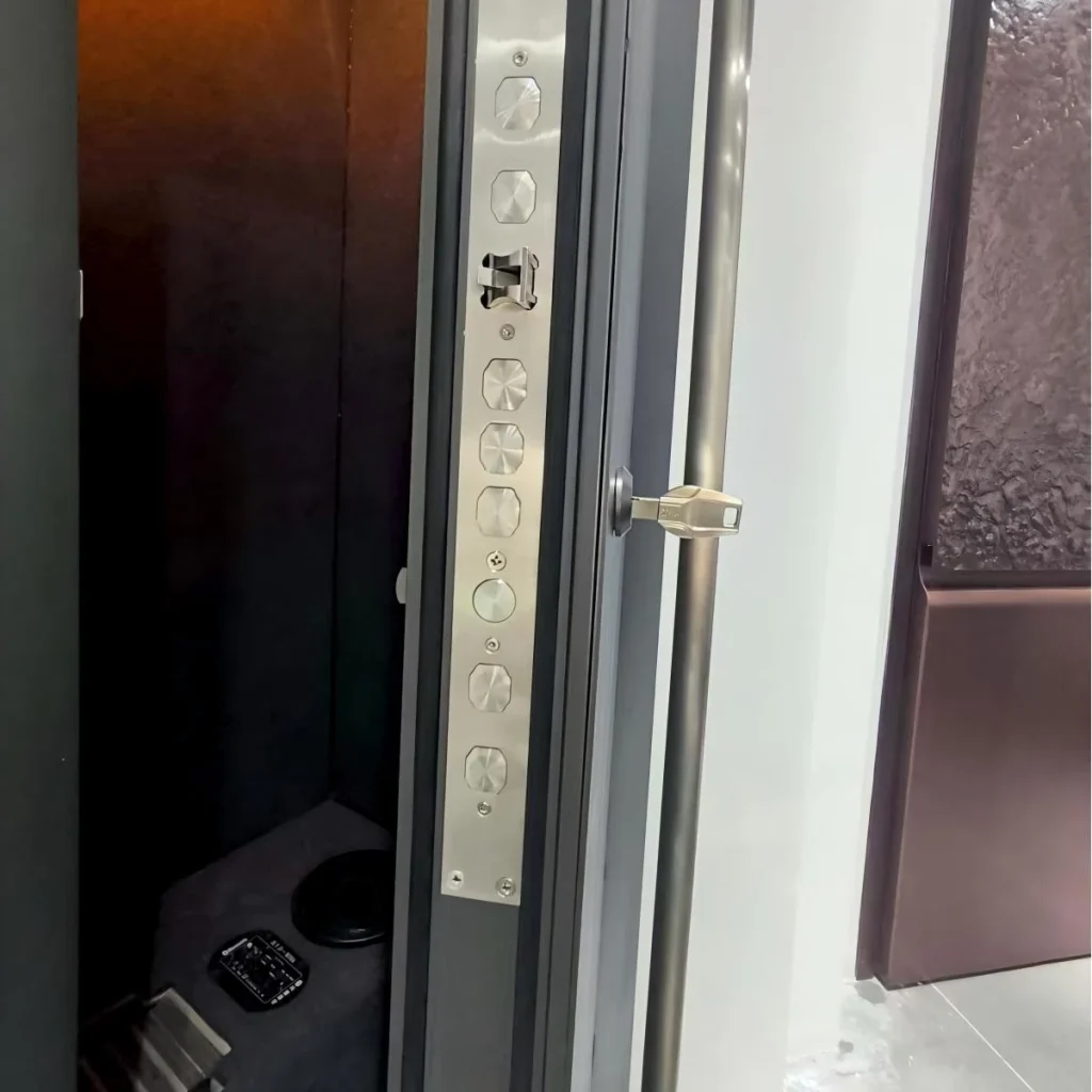 Soundproof door door lock