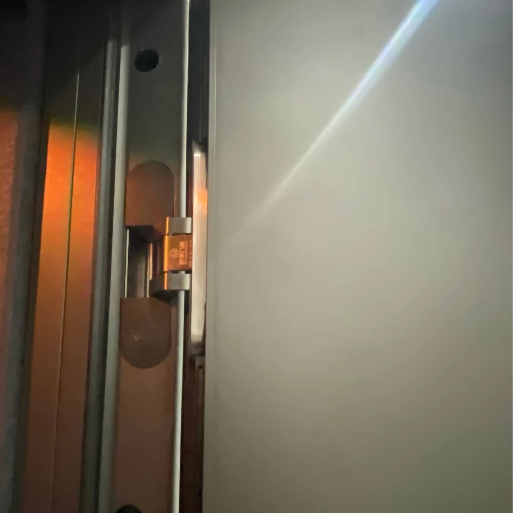 Soundproof door hinge