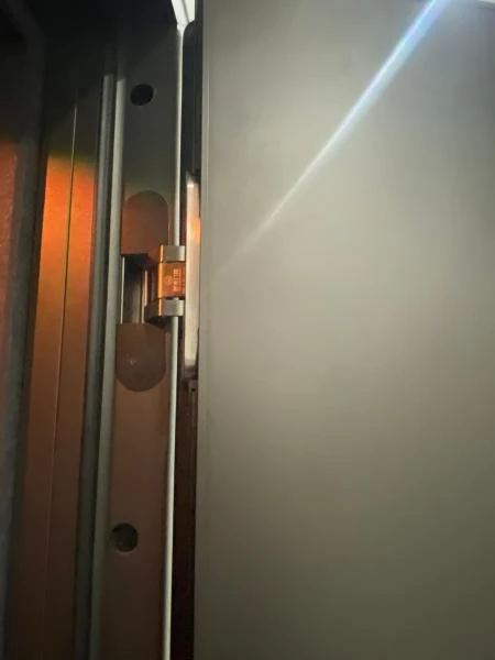 Soundproof door-reverse