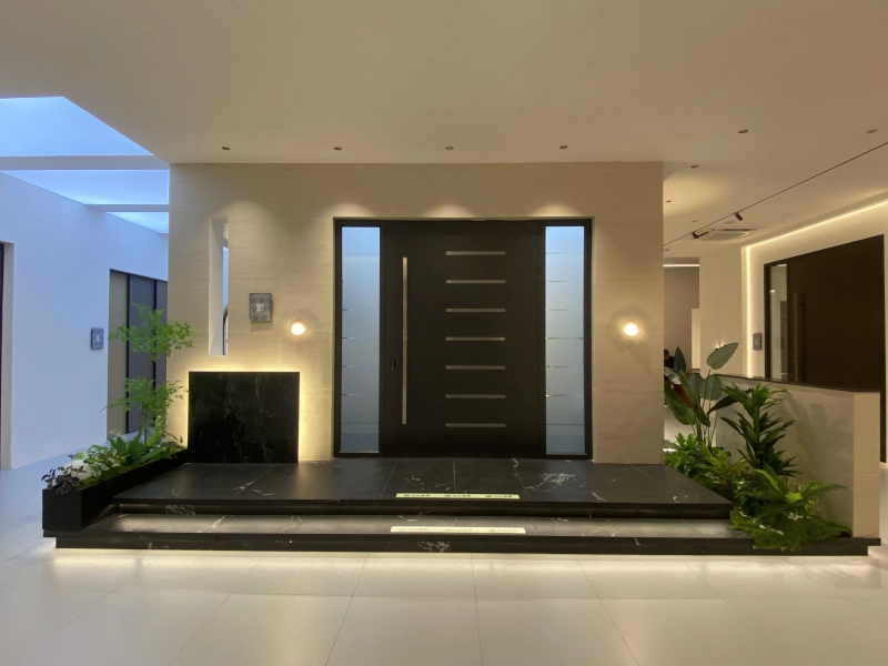 Double aluminum pivot doors with glass sidelights